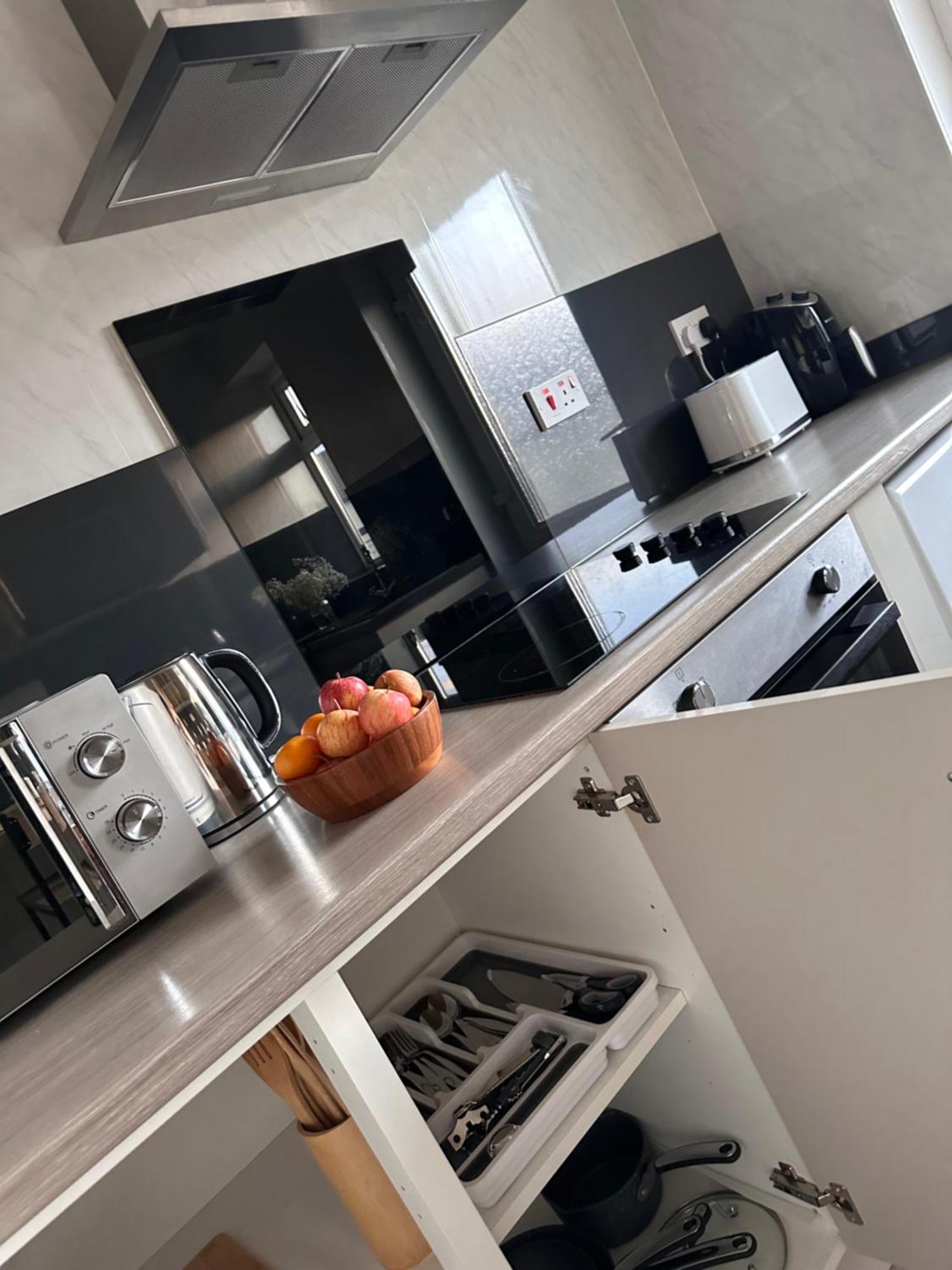 Ocean Village Marina 2 Bedroom Apartment With Balcony! Саутгемптон Экстерьер фото