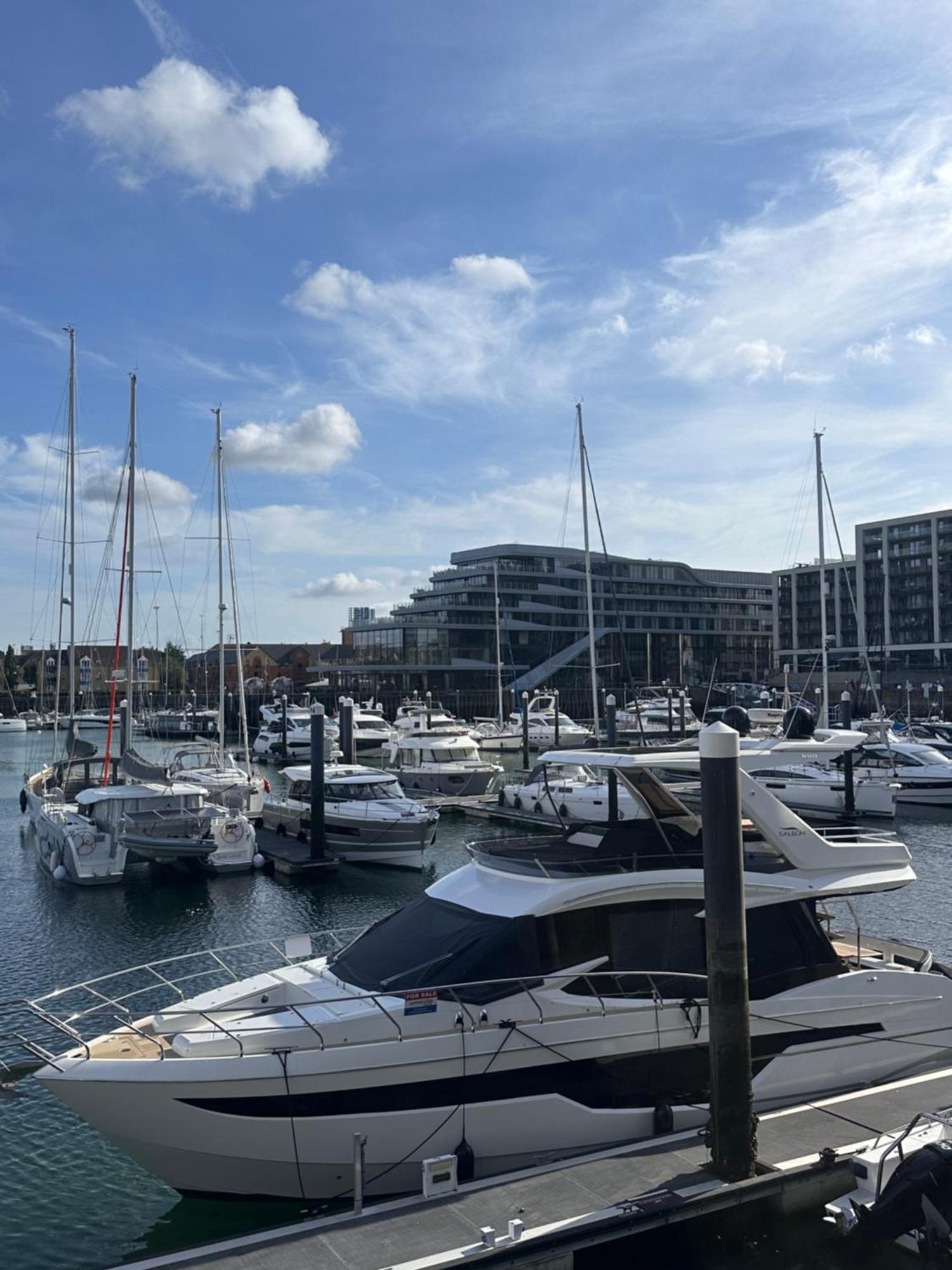 Ocean Village Marina 2 Bedroom Apartment With Balcony! Саутгемптон Экстерьер фото