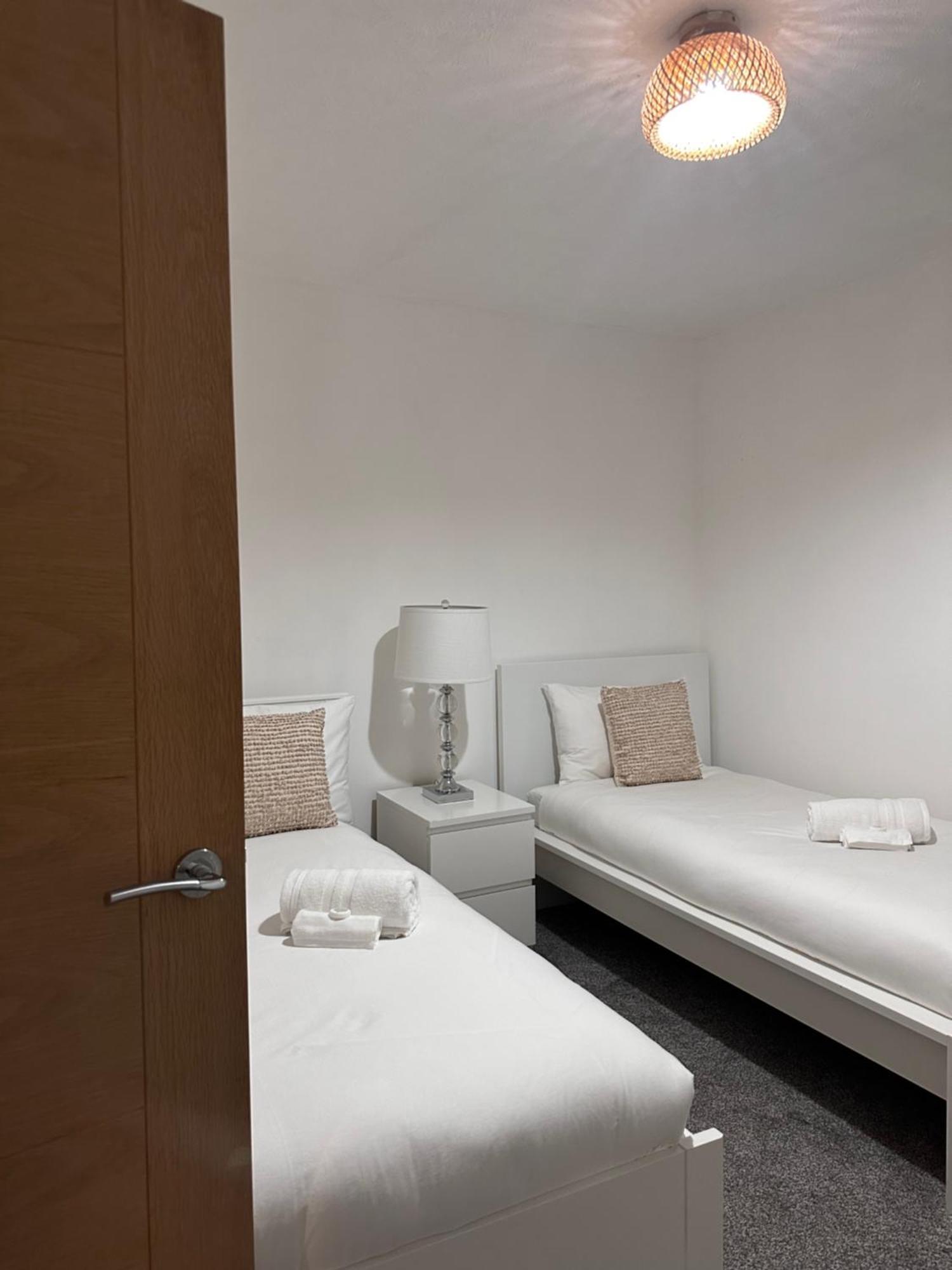 Ocean Village Marina 2 Bedroom Apartment With Balcony! Саутгемптон Экстерьер фото